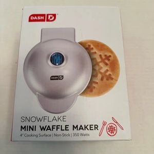 Dash Snowflake Mini Waffle Maker Silver Christmas Winter Electric 350 W New